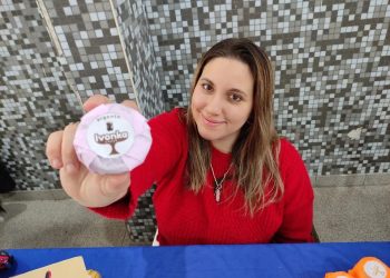 Creó el alfajor petrolero y la rompió en la Expo Turismo: vendió 70 docenas en menos de dos días