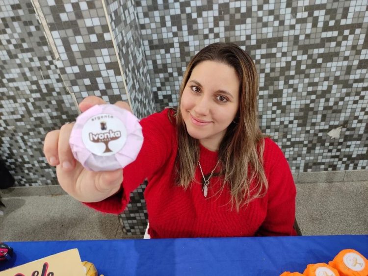 Creó el alfajor petrolero y la rompió en la Expo Turismo: vendió 70 docenas en menos de dos días