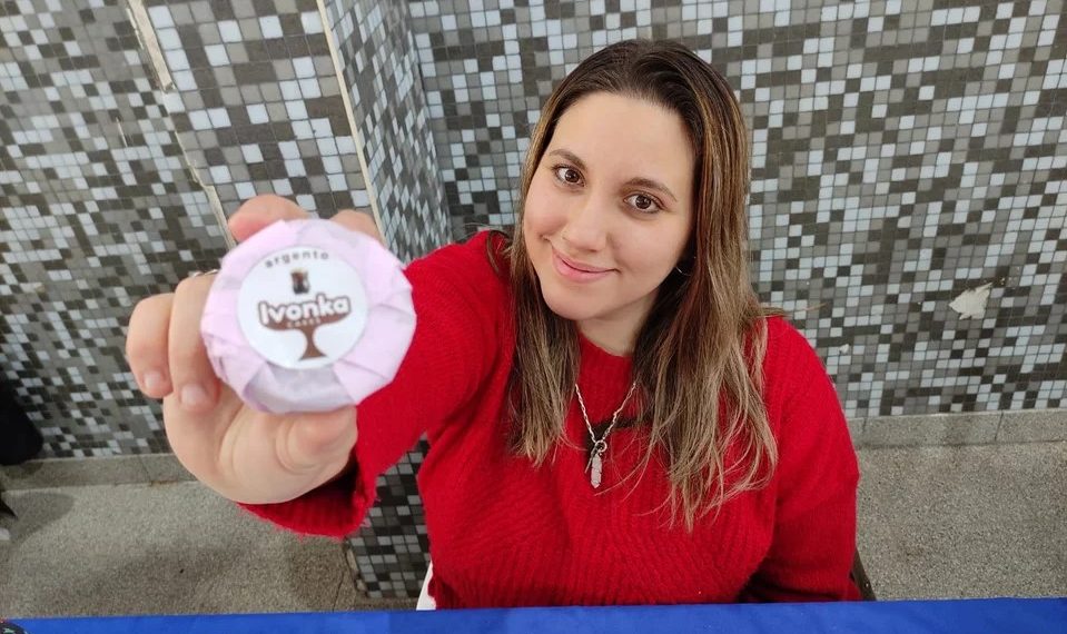 Creó el alfajor petrolero y la rompió en la Expo Turismo: vendió 70 docenas en menos de dos días