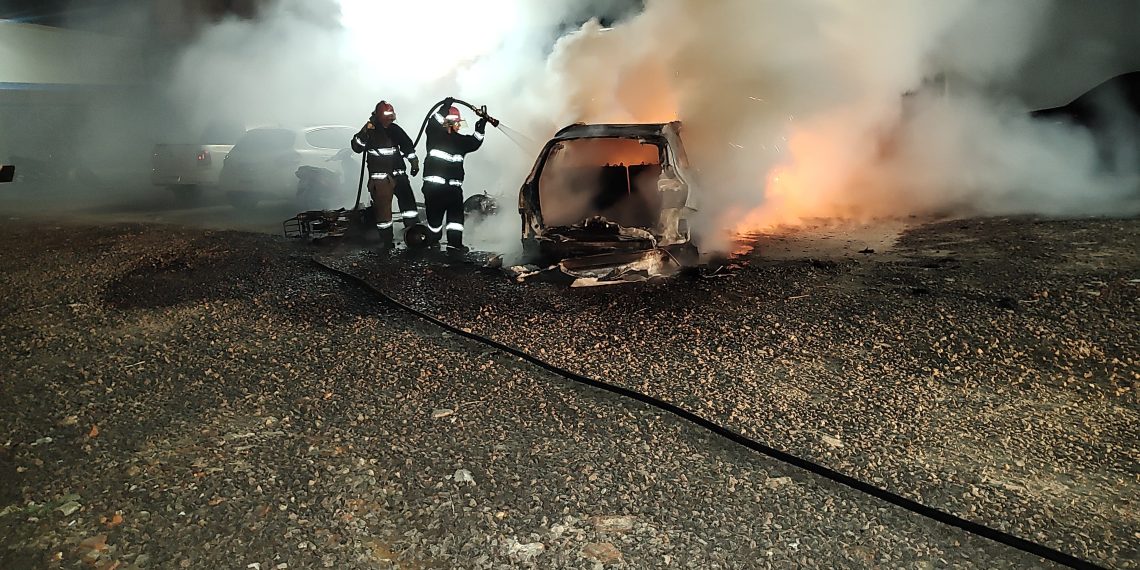 Falla en una garrafa de gas desató un incendio que destruyó un auto y cinco motos