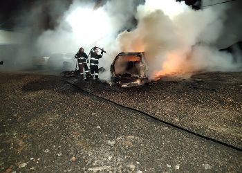 Falla en una garrafa de gas desató un incendio que destruyó un auto y cinco motos