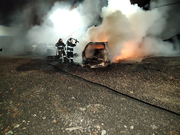 Falla en una garrafa de gas desató un incendio que destruyó un auto y cinco motos