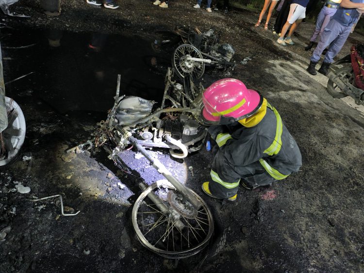 Falla en una garrafa de gas desató un incendio que destruyó un auto y cinco motos
