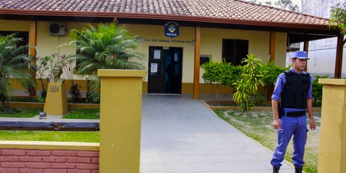 Una mujer intentó suicidarse ahorcándose pero llegó la policía y la rescató justo a tiempo