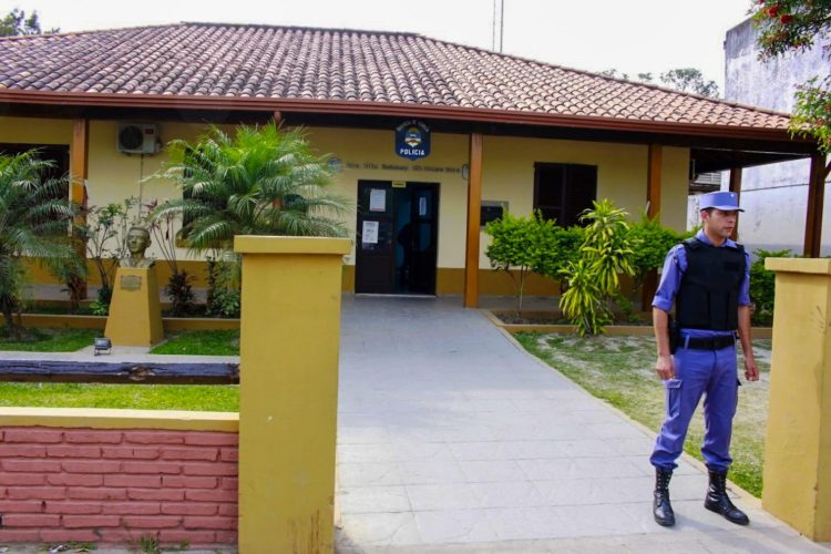 Una mujer intentó suicidarse ahorcándose pero llegó la policía y la rescató justo a tiempo