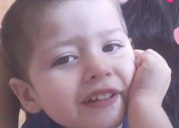 Un niño de 7 años murió antes de llegar al hospital: quedaron detenidos la madre y el padrastro