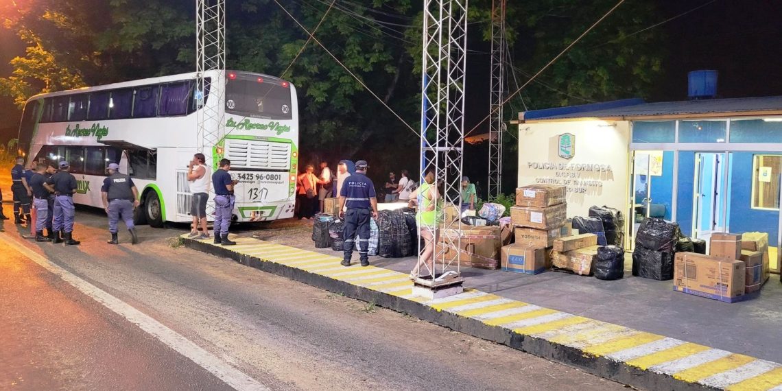 Policía secuestró $12 millones de mercadería de contrabando a tour de compras