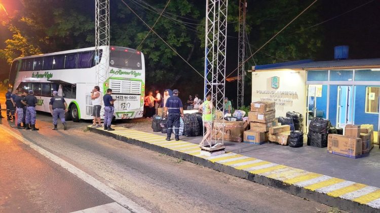 Policía secuestró $12 millones de mercadería de contrabando a tour de compras