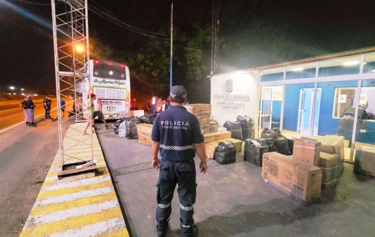 Policía secuestró $12 millones de mercadería de contrabando a tour de compras