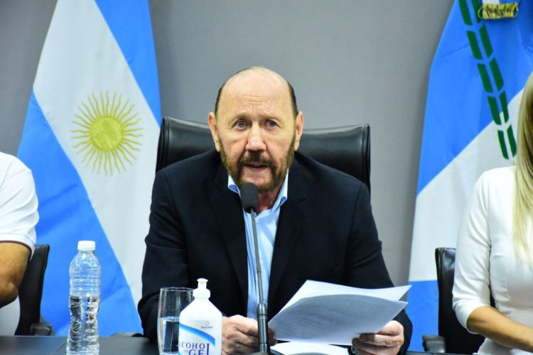 Insfrán otorgó un incremento salarial del 45% para empleados públicos provinciales en tres tramos
