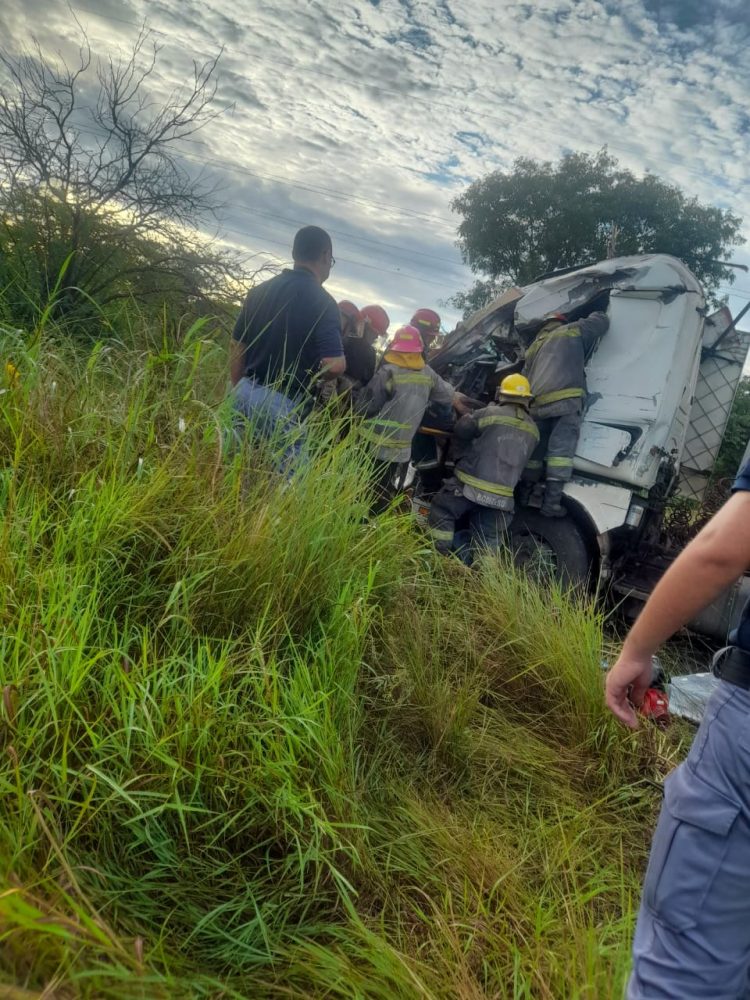 Violento choque frontal entre dos camiones paraguayos dejó una víctima fatal