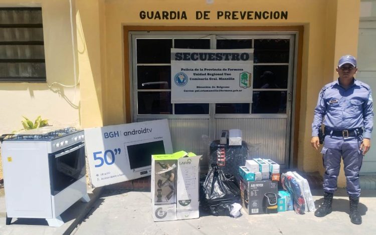 Llevaban contrabando, le entregaron plata a dos policías para que «los dejen pasar»; quedaron detenidos