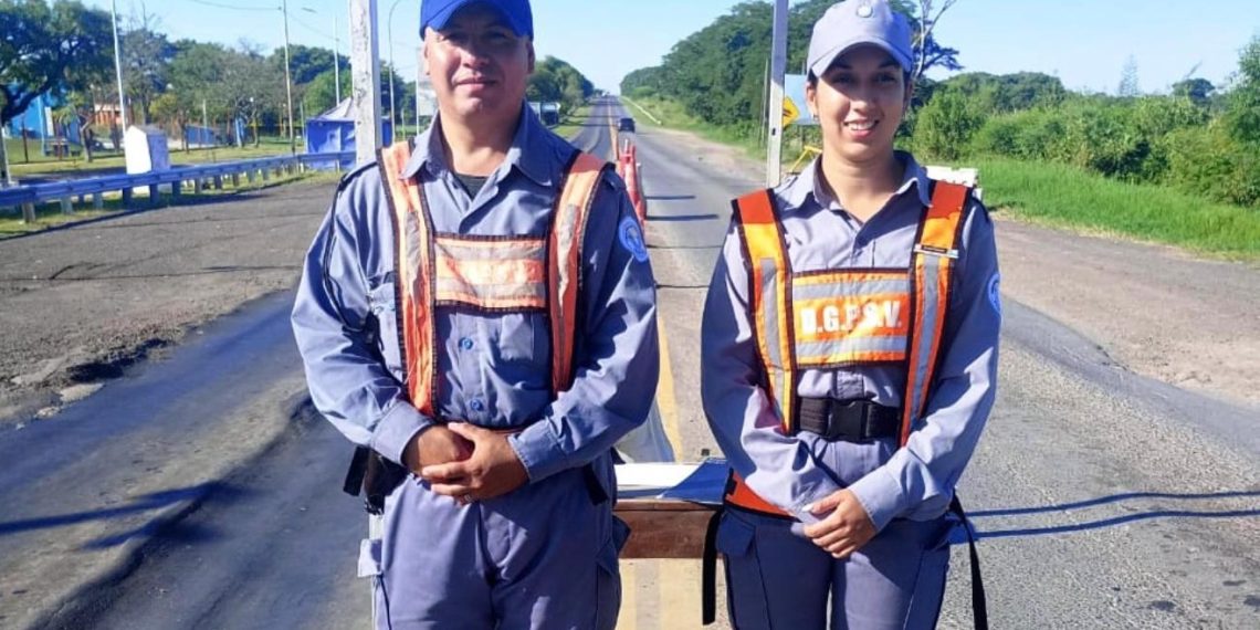 Llevaban contrabando, le entregaron plata a dos policías para que «los dejen pasar»; quedaron detenidos