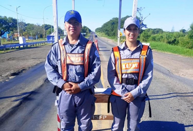 Llevaban contrabando, le entregaron plata a dos policías para que «los dejen pasar»; quedaron detenidos