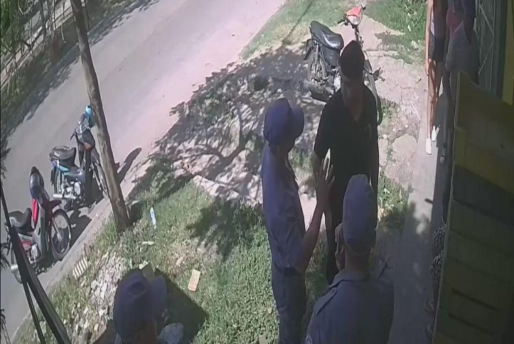 Atrapan a una mechera que intentó robarse una horma de queso de 35 mil pesos