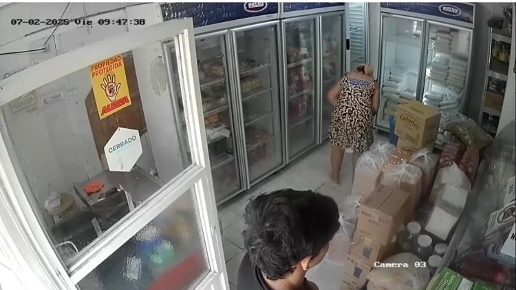 Atrapan a una mechera que intentó robarse una horma de queso de 35 mil pesos