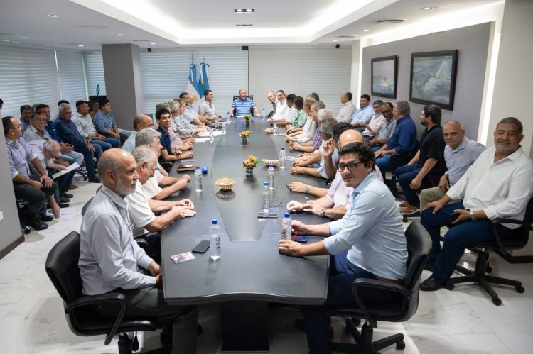 El gobernador Insfrán recibió en Casa de Gobierno a intendentes y presidentes de comisiones de fomento