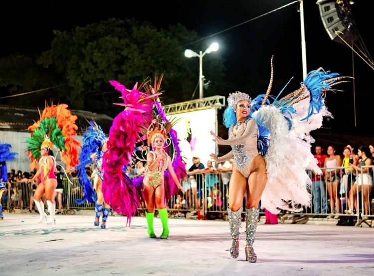 Un multitudinario marco se vivió en las dos noches de carnaval en Las Lomitas