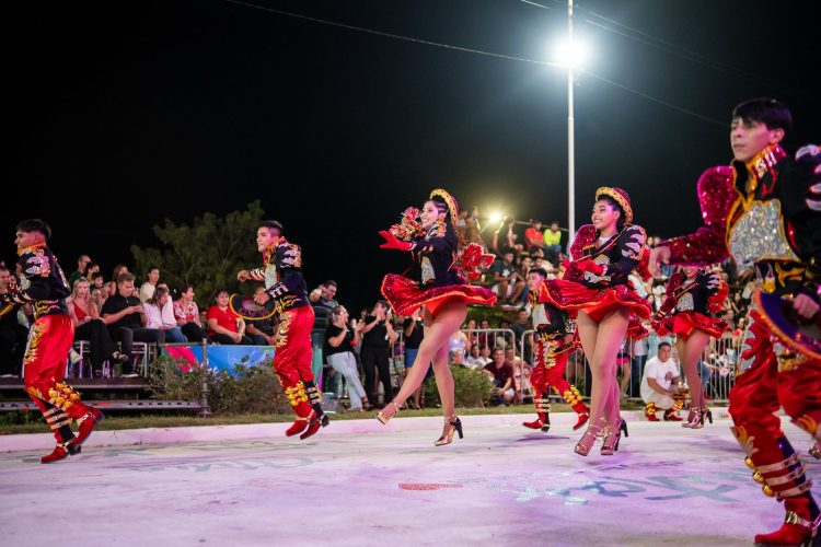 Un multitudinario marco se vivió en las dos noches de carnaval en Las Lomitas