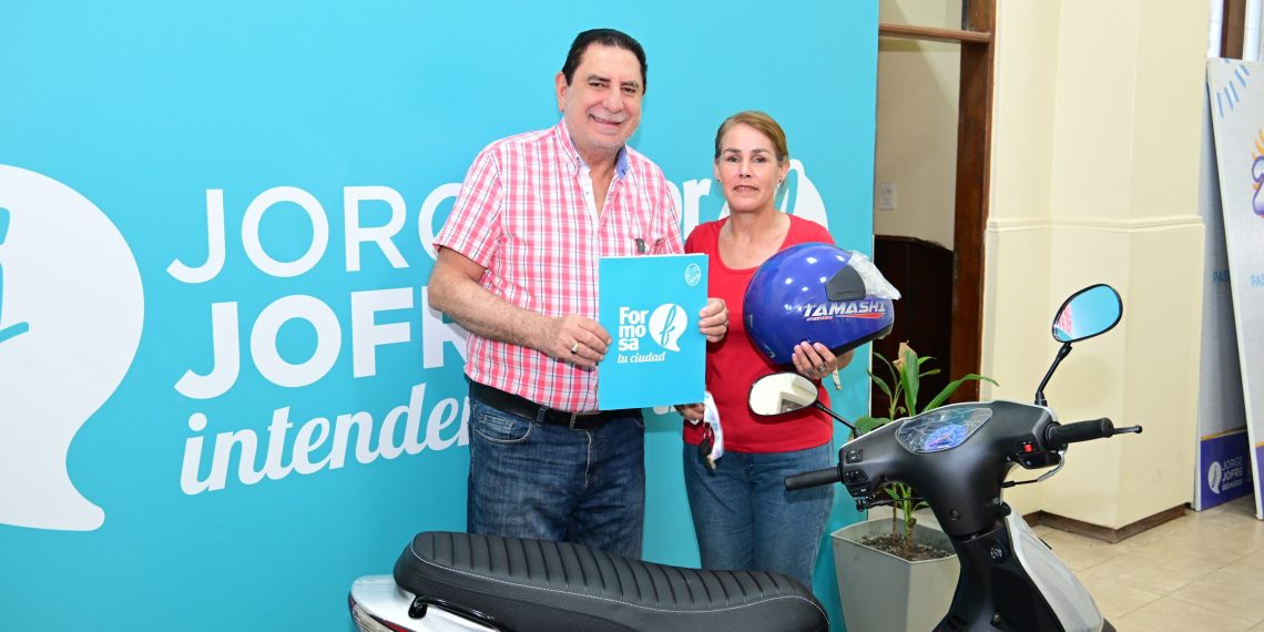 Jofré entregó motocicleta a la ganadora del sorteo de la carrera de mozos y camareras