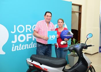 Jofré entregó motocicleta a la ganadora del sorteo de la carrera de mozos y camareras