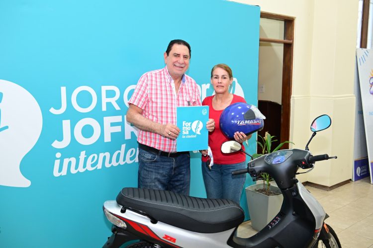 Jofré entregó motocicleta a la ganadora del sorteo de la carrera de mozos y camareras