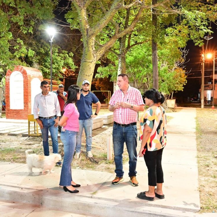 Jorge Jofré visitó el barrio Fontana y recorrió la obra de la plaza y playón que está en su tramo final