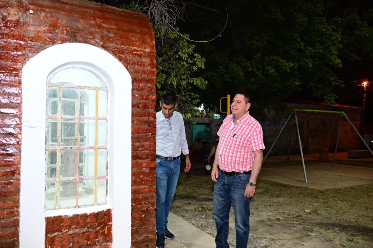 Jorge Jofré visitó el barrio Fontana y recorrió la obra de la plaza y playón que está en su tramo final
