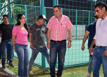 Jorge Jofré visitó el barrio Fontana y recorrió la obra de la plaza y playón que está en su tramo final