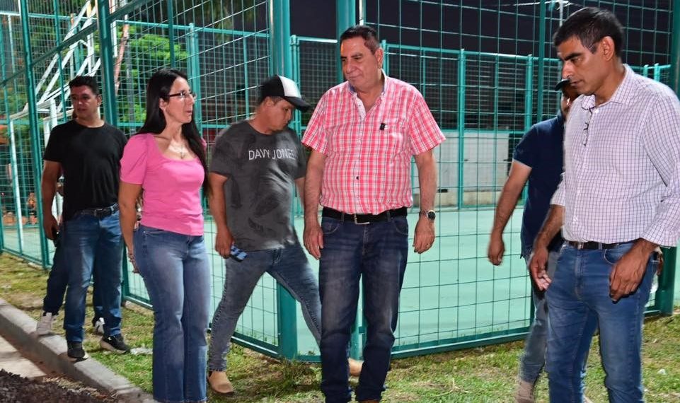 Jorge Jofré visitó el barrio Fontana y recorrió la obra de la plaza y playón que está en su tramo final