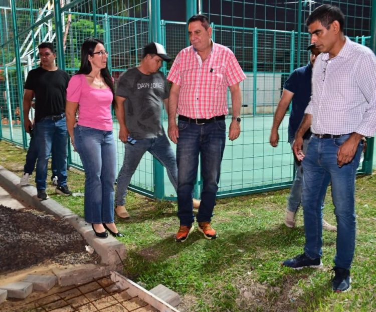 Jorge Jofré visitó el barrio Fontana y recorrió la obra de la plaza y playón que está en su tramo final