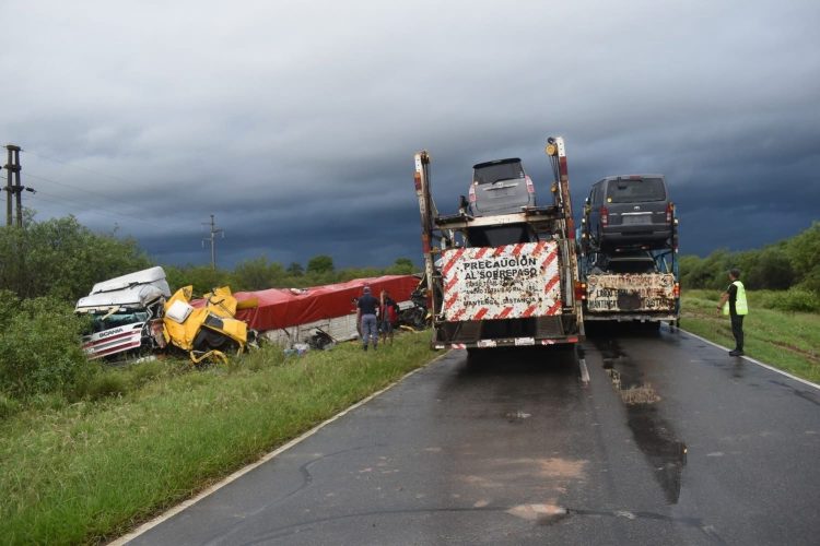 Choque frontal entre camiones paraguayos sobre la ruta 81 dejó un muerto y un herido de gravedad