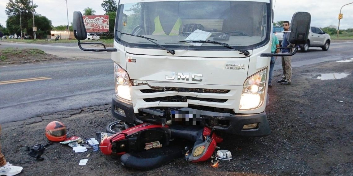 Un camión embistió a una motociclista que sufrió lesiones graves y quedó en terapia intensiva