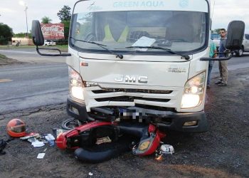 Un camión embistió a una motociclista que sufrió lesiones graves y quedó en terapia intensiva