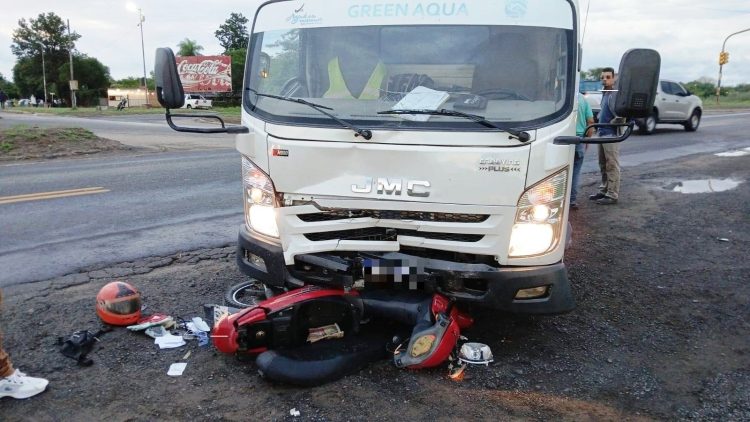 Un camión embistió a una motociclista que sufrió lesiones graves y quedó en terapia intensiva