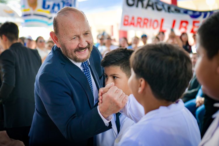 Insfrán inauguró en Clorinda una escuela secundaria, un jardín de infantes y playón deportivo