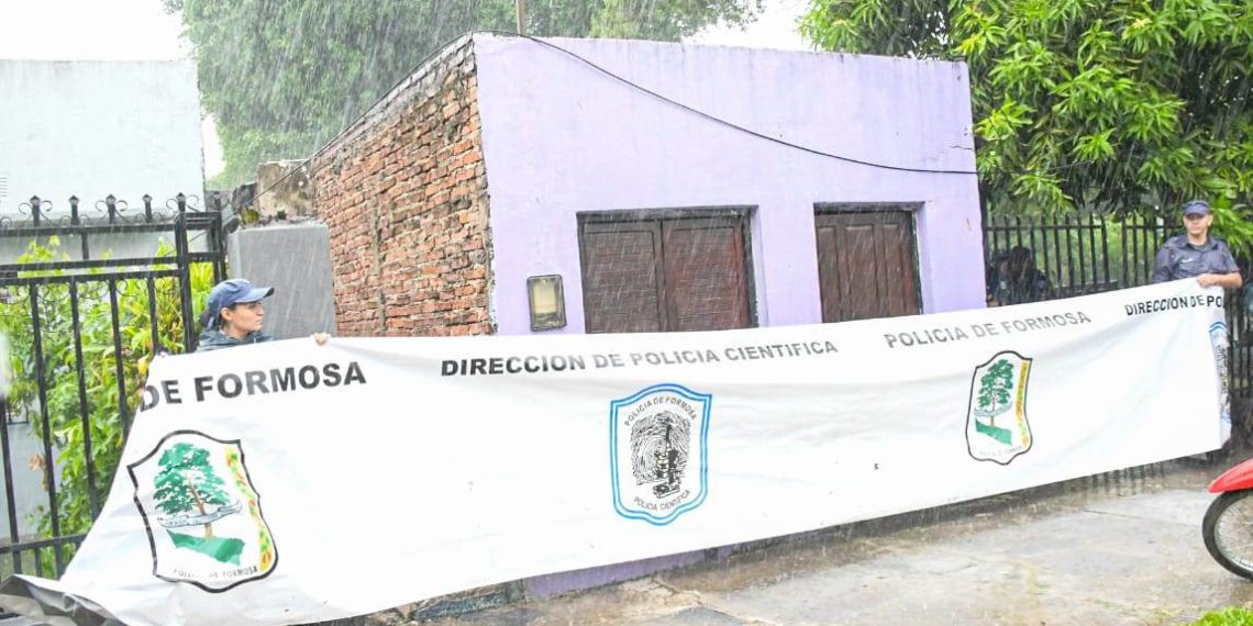 Un hombre asesinó de una puñalada a otro en su propia casa