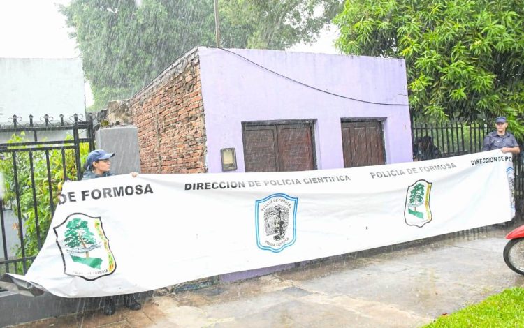 Un hombre asesinó de una puñalada a otro en su propia casa