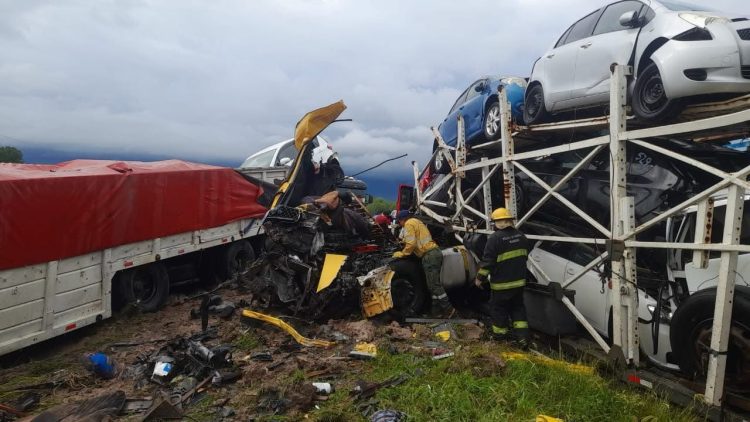 Choque frontal entre camiones paraguayos sobre la ruta 81 dejó un muerto y un herido de gravedad