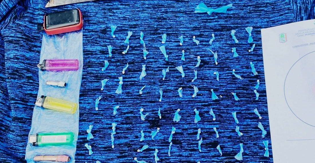 Policías detuvieron a un vendedor de cocaína en plena transacción ilícita