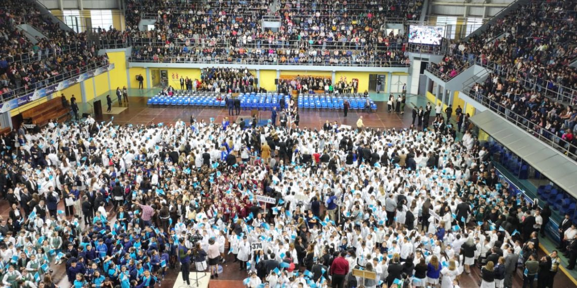 Emotiva promesa de lealtad a la bandera provincial de estudiantes de cuarto año