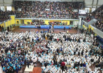 Emotiva promesa de lealtad a la bandera provincial de estudiantes de cuarto año