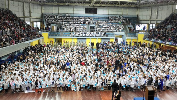 Emotiva promesa de lealtad a la bandera provincial de estudiantes de cuarto año