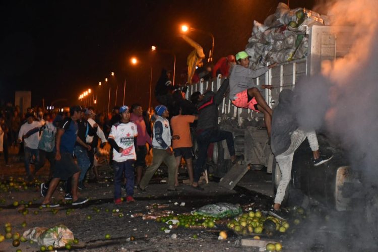 Camión atropelló y mató a motociclista y vecinos casi lincharon al conductor, agredieron a policías e incendiaron el vehículo