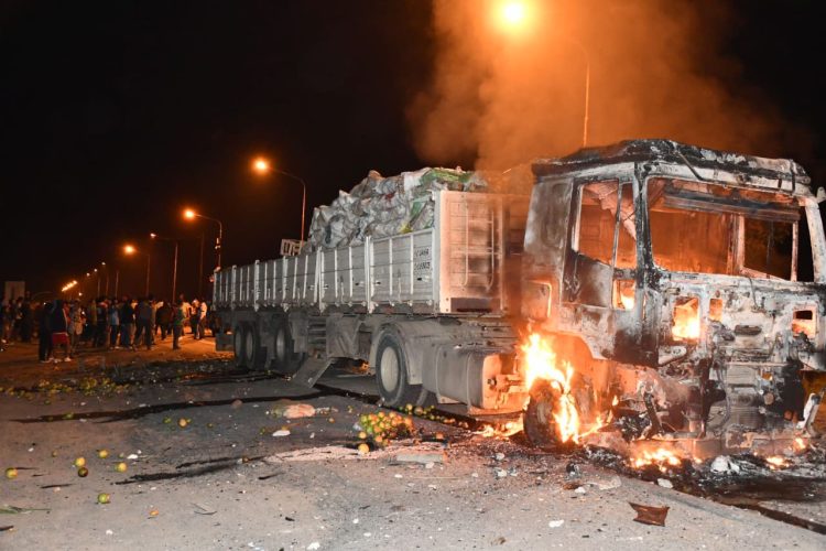 Camión atropelló y mató a motociclista y vecinos casi lincharon al conductor, agredieron a policías e incendiaron el vehículo