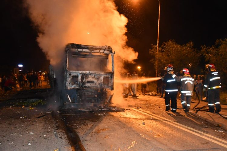 Camión atropelló y mató a motociclista y vecinos casi lincharon al conductor, agredieron a policías e incendiaron el vehículo