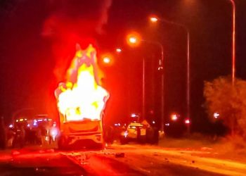 Camión atropelló y mató a motociclista y vecinos casi lincharon al conductor, agredieron a policías e incendiaron el vehículo