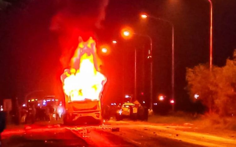 Camión atropelló y mató a motociclista y vecinos casi lincharon al conductor, agredieron a policías e incendiaron el vehículo