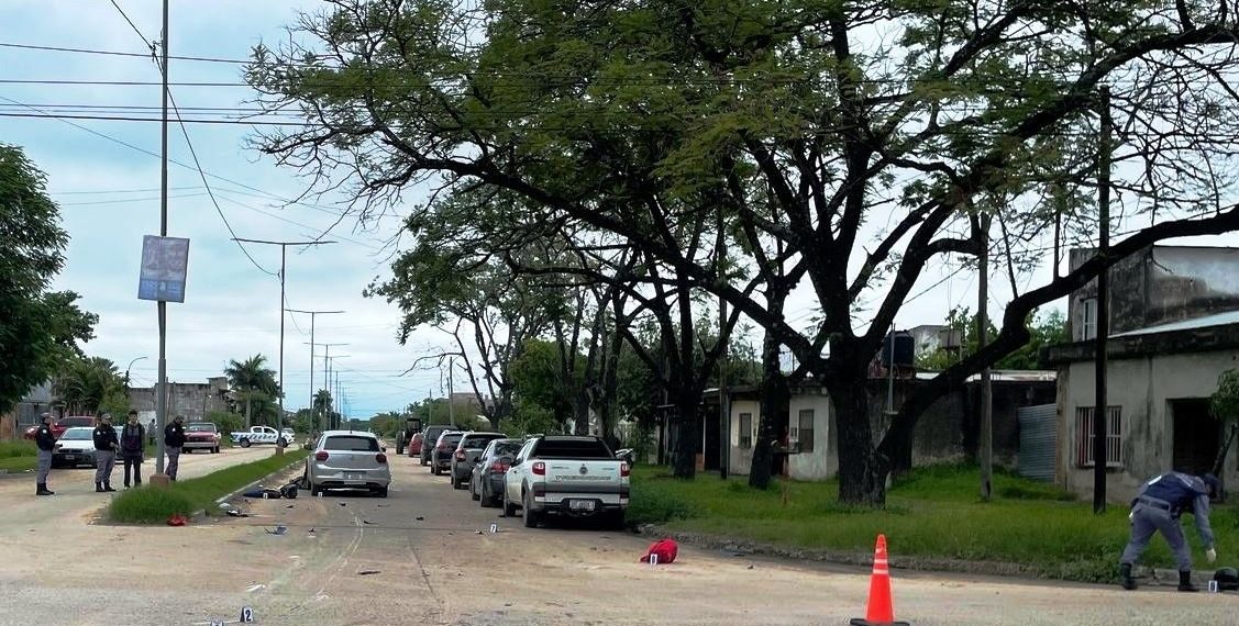 Una mujer embistió con su auto a otra que iba en moto: la arrastró casi media cuadra