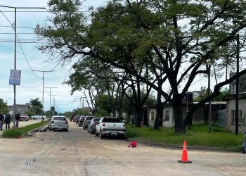 Una mujer embistió con su auto a otra que iba en moto: la arrastró casi media cuadra